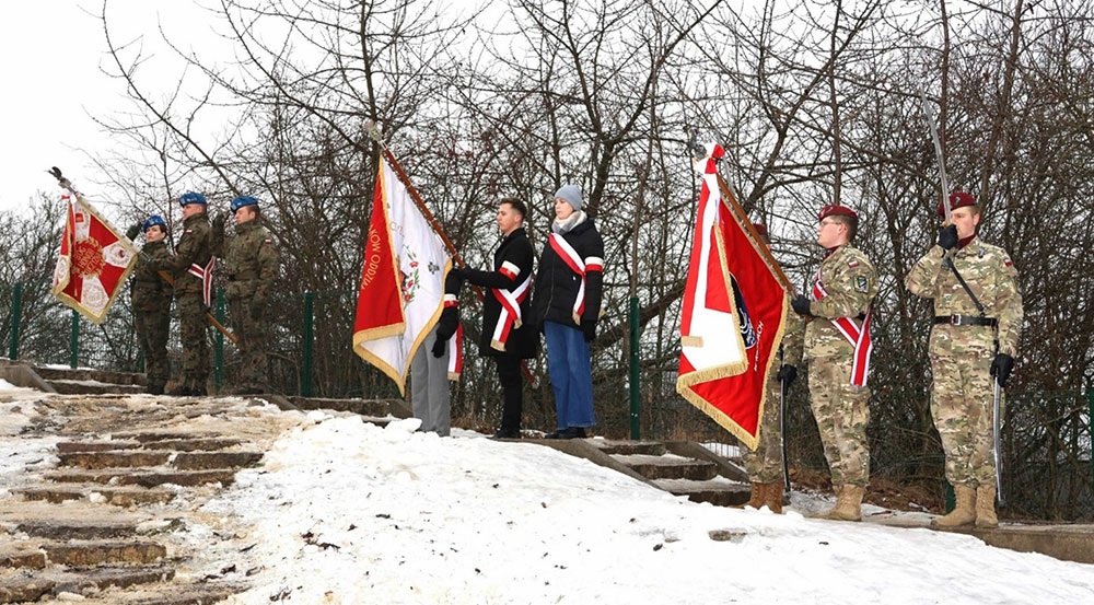 Kornelia Biesaga, Julia Obara i Cezary Wiater z klasy 5bTE  w asyście sztandarowego Związku Sybiraków