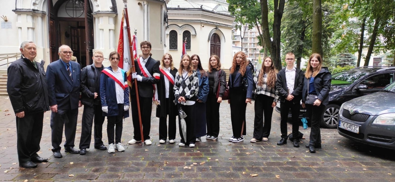 Młodzież Kopernika z opiekunem Panią Moniką Górską w gronie  Sybiraków