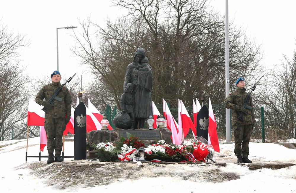 Warta honorowa pod pomnikiem Matki Polki Sybiraczki