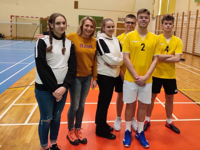 Reprezentacja chłopców wróciła z Wojewódzkich Drużynowych Zawodów w Badmintonie ze srebrnym medalem!!!.