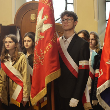 Młodzież Kopernika w delegacji pocztu sztandarowego Związku Sybiraków